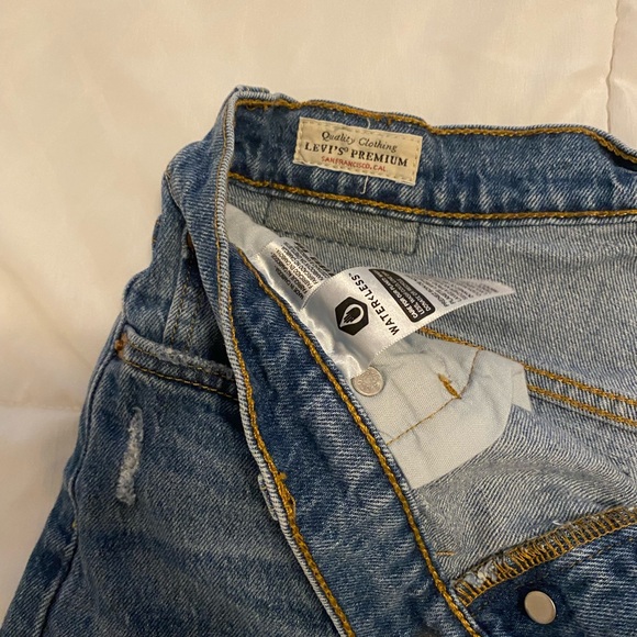 EUC Distressed Levi’s 501 Mid-Thigh Shorts - Picture 2 of 3